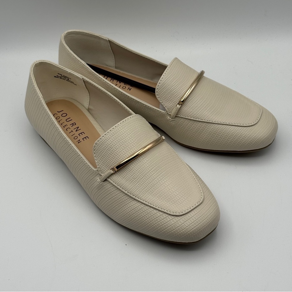 Journee Collection Loafers Women’s 9 Cream Faux Leather Flats Gold Accent New